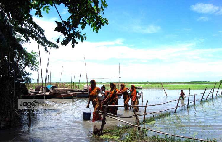 সব অচলায়তন ভেঙ্গে নারী আজ সমরে, সংগ্রামে ও সৃজনে পুরুষের পাশে দাঁড়াচ্ছে। ছবি : বিপ্লব দিক্ষিৎ