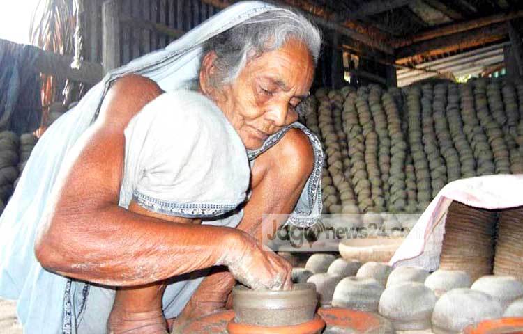 &lsquo;বিশ্বে যা কিছু মহান সৃষ্টি চির কল্যাণকর, অর্ধেক তার করিয়াছে নারী অর্ধেক তার নর&rsquo;- কবি কাজী নজরুলের এ কথার স্বার্থক রূপকার এই প্রবীণ নারী। সংসার গড়ার কাজে বয়সের ভার উপেক্ষা করে এখনও কাজের মাঝে নিমগ্ন তিনি। ছবি : বিপ্লব দিক্ষিৎ