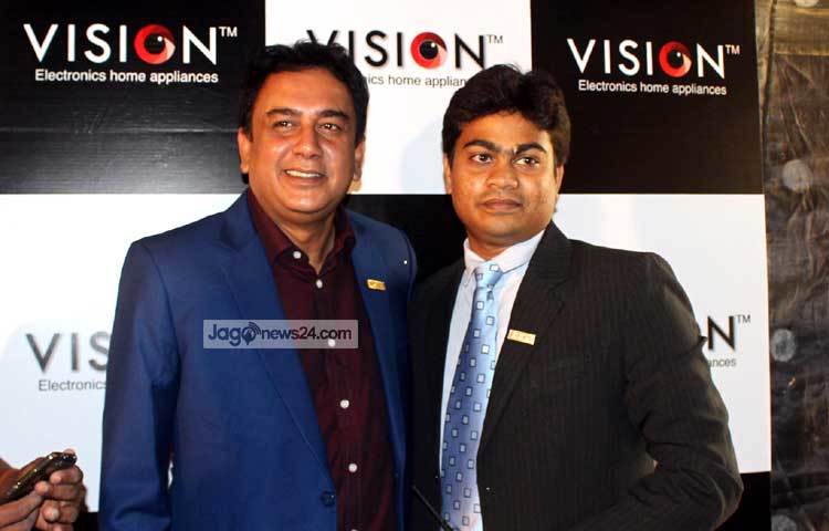 দর্শকপ্রিয় অভিনেতা জাহিদ হাসান ভিশন ইলেকট্রনিক্সয়ের ব্র্যান্ড অ্যাম্বাসেডর হিসেবে চুক্তিবদ্ধ হয়েছেন। চুক্তি স্বাক্ষর অনুষ্ঠানের পর তিনি ফটোশুটে অংশ নেন। ছবি : বিপ্লব দিক্ষিৎ।