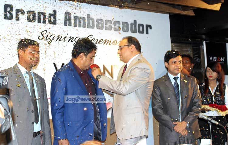 জাহিদ হাসানকে ভিশন-এর ব্যাচ পরিয়ে দেওয়া হচ্ছে। ছবি : বিপ্লব দিক্ষিৎ।