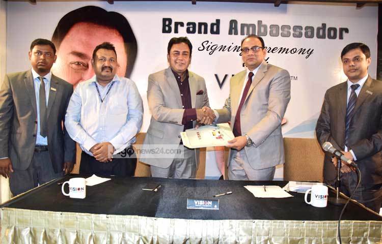 জনপ্রিয় অভিনেতা জাহিদ হাসান আজ (২৩ এপ্রিল) ভিশন ইলেকট্রনিক্সের ব্র্যান্ড অ্যাম্বাসেডর হিসেবে চুক্তিবদ্ধ হয়েছেন। ছবি : মাহবুব আলম।