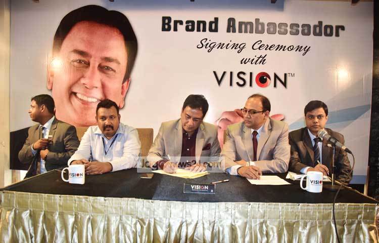 চুক্তিতে স্বাক্ষর করছেন অভিনেতা জাহিদ হাসান। ছবি : মাহবুব আলম।