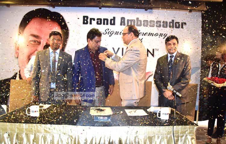 জাহিদ হাসানকে ভিশন ইলেকট্রনিক্সের ব্যাজ পরিয়ে দেওয়া হচ্ছে। ছবি : মাহবুব আলম।