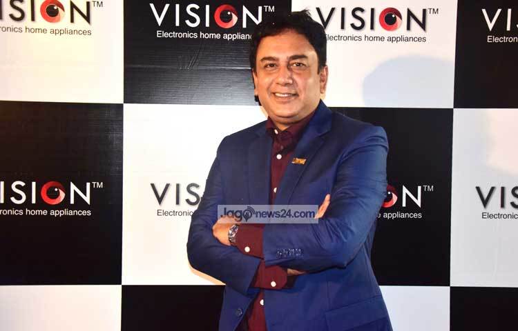 চুক্তি স্বাক্ষর অনুষ্ঠানে শেষে ফটোশুটে হস্যোজ্জ্বল জাহিদ হাসান। ছবি : মাহবুব আলম।