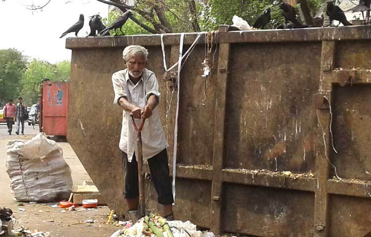সেগুনবাগিচা এলাকার যত ময়লা-আবর্জনা শিল্পকলা একাডেমির এই ডাস্টবিনের সামনে ফেলা হয়। সেগুলো বেলচা দিয়ে তুলে ডাস্টবিনের ভেতরে ফেলেন আবদুর রহমান।