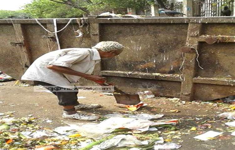 আবদুর রহমান ঢাকা সিটি কর্পোরেশনের (ডিসিসি) কর্মচারী না হয়েও তিনি সেগুনবাগিচা এলাকার ময়লা আবর্জনা অপসারণের কাজটি করছেন। বিনিময়ে তিনি ডিসিসি থেকে এখন পর্যন্ত একটি টাকাও পাননি। এলাকাবাসী খুশি হয়ে মাস শেষে কিছু টাকা-পয়সা দেন। তাই দিয়ে কোনভাবেই দিনাতিপাত করছেন তিনি।