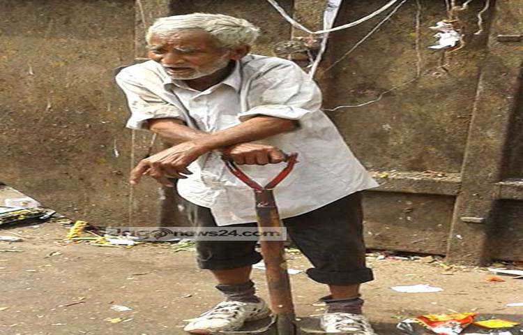 নিজের একটা দুঃখের কথা জানান আবদুর রহমান। তা হলো- বর্জ্য অপসারণে সরকার কোটি কোটি টাকা খরচ করে। তবে সারাদিন সরকারের পক্ষে কাজ করলেও ২২ বছরে একটি টাকাও পাননি তিনি।