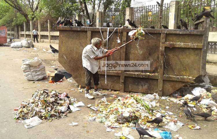 আবদুর রহমান এজন্য নিজের ভাগ্যকে দোষ দিয়ে বলেন, যতদিন বেঁচে আছি ততদিন শুধু ময়লা-আবর্জনা পরিষ্কারের কাজ করে যাবো। দিনভর কাজ করাটা এখন অভ্যাস হয়ে গেছে, কোনো এক দিন কাজ না করলে সারা শরীর ব্যথা করে।