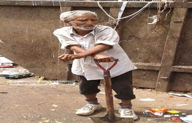 আবদুর রহমানের গ্রামের বাড়ি কিশোরগঞ্জের জঙ্গলবাড়ি এলাকায়। বহু বছর আগে ঢাকায় চলে আসেন। প্রথম স্ত্রী মারা গেছেন। সে ঘরের দুই ছেলে ভারতের কোলকাতায় থাকেন। পরে বিয়ে করেছেন। সেই স্ত্রী জামালপুর থাকেন।