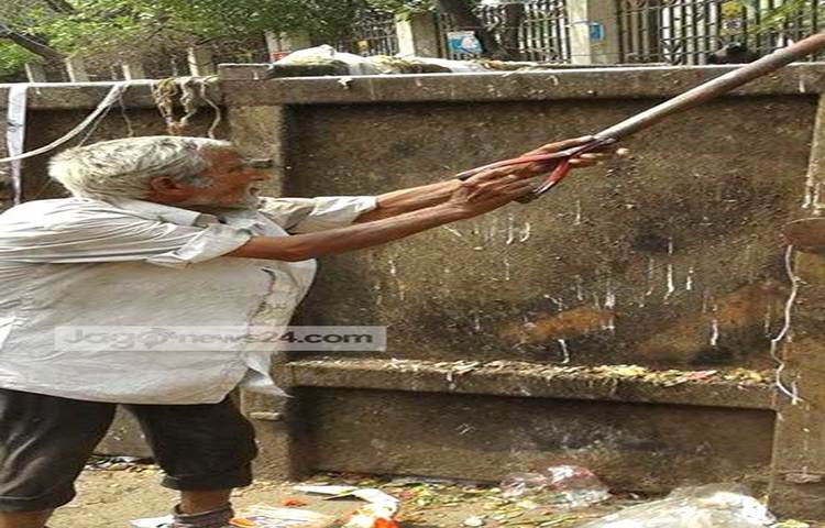 আবদুর রহমান জানান, আগে তার রোজগার ভালো ছিল। পাড়া-মহল্লায় ঘুরে ঘুরে ময়লা আবর্জনা সংগ্রহ করতেন। বিভিন্ন ফ্ল্যাটের বাসিন্দারা প্রতিমাসে তাকে ৩শ-৪শ টাকা করে দিতেন। কিন্তু এখন স্থানীয় কমিশনারের লোকজন গাড়ি-বানিয়ে বাসা বাড়ি থেকে মাসিক চাঁদার ভিত্তিতে ময়লা সংগ্রহ করেন। তিনি ময়লা নিতে গেলে তাকে বকাঝকা করেন।