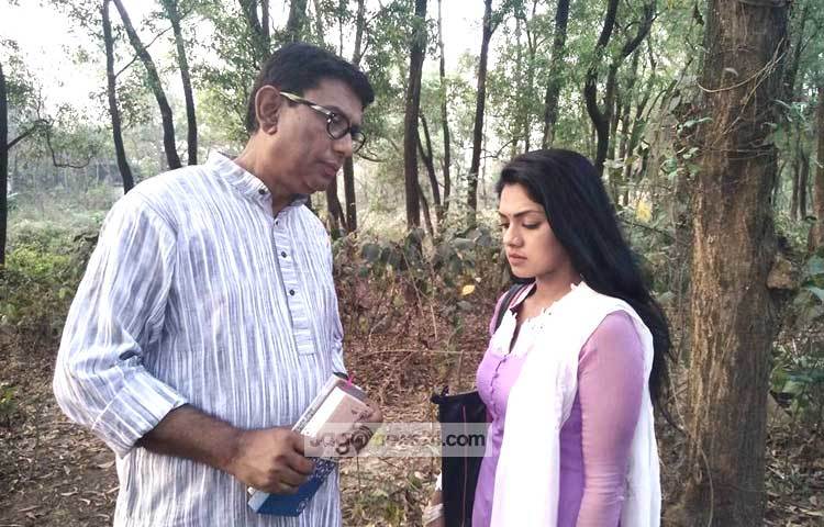 &lsquo;প্রাক্তন&rsquo; নাটকটিতে আফজাল হোসেন বিশ্ববিদ্যালয়ের শিক্ষক চরিত্রে অভিনয় করেছন।