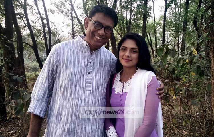 শুটিংয়ের ফাঁকে হাস্যোজ্জ্বল ভঙ্গিতে ক্যামেরাবন্ধী হন আফজাল হোসেন ও তিশা।