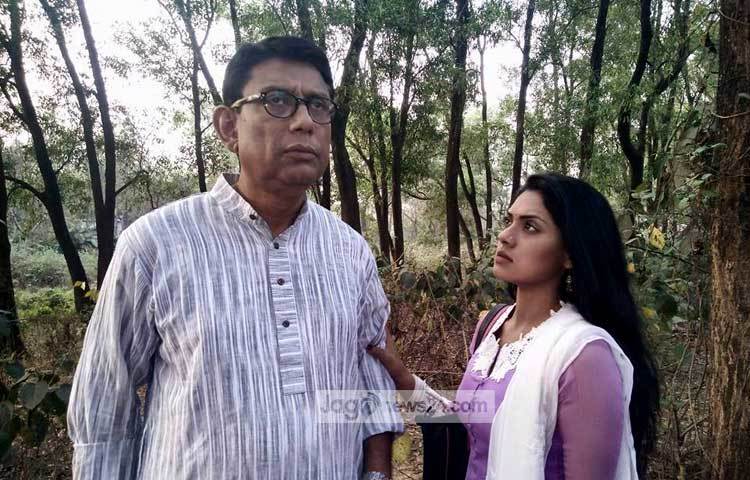 &lsquo;প্রাক্তন&rsquo; নাটকে অতীতের দিনগুলোতে হারিয়ে গেছেন আফজাল হোসেন। সেই দিনগুলোর কথা তন্ময় হয়ে শুনছেন তিশা।