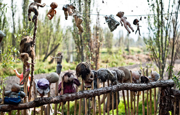 আইলা দ্য লা মিউনেকাস : মেক্সিকোতে এই দ্বীপটি পুতুলদের দ্বীপটি নামে পরিচিত। এ দ্বীপটিতে ১৯৫০ ডন জুলিয়ান সান্টানা বারেরা আসেন। কিছু দিন পর জন টের পান এই দ্বীপে তিনি ছাড়াও একটি বাচ্চা মেয়ে রয়েছে। তিনি এই মেয়ের কান্না শুনতে পান। পরে ডন জানতে পারেন মেয়েটি পানিতে ডুবে মারা গেছে।