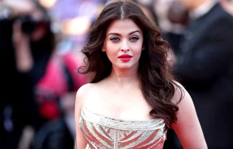 ঐশ্বর্য রাই বচ্চন : সাবেক বিশ্বসুন্দরী ও বলিউড তারকা ঐশ্বর্য রাই বচ্চন ৩৮ বছর বয়সে মা হন।