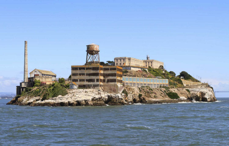 আলকাত্রাজ দ্বীপ : সানফ্রান্সিস্কো উপসাগরে আলকাত্রাজ দ্বীপের অবস্থান। এখানে রয়েছে কুখ্যাত আলকাত্রাজ জেল। তাই এটি সবার কাছে ভুতুরে দ্বীপ হিসেবে পরিচিত।