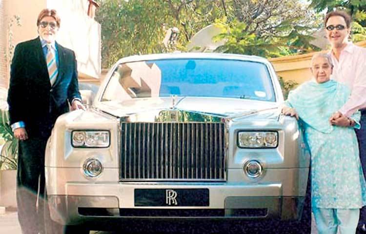 অমিতাভ বচ্চন : বলিউড শাহেনশাহর রোলস রয়েস ফ্যান্টম ব্র্যান্ডের গাড়িটি ৩.৫ কোটি টাকার কেনা হয়েছে।