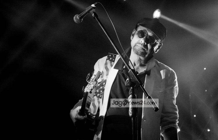 এবারের বিশ্ব ভালোবাসা দিবস ( ১৪ ফেব্রুয়ারি) উপলক্ষে ঢাকায় সঙ্গীত পরিবেশন করেন ওপার বাংলার শ্রোতাপ্রিয় সঙ্গীত শিল্পী অঞ্জন দত্ত। রাজধানীর ফার্মগেটের কৃষিবিদ ইনস্টিটিউটে সন্ধ্যা ৭টায় কনসার্টটির আয়োজন করেছিলো রেড ভেলভেট। ছবি : মাহবুব আলম