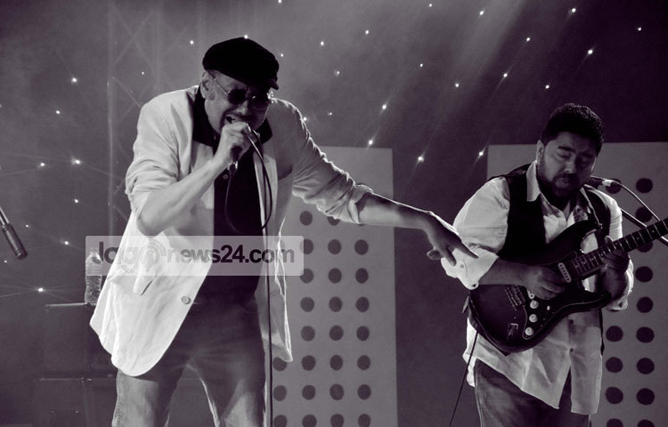 এবারের বিশ্ব ভালোবাসা দিবস ( ১৪ ফেব্রুয়ারি) উপলক্ষে ঢাকায় সঙ্গীত পরিবেশন করেন ওপার বাংলার শ্রোতাপ্রিয় সঙ্গীত শিল্পী অঞ্জন দত্ত। রাজধানীর ফার্মগেটের কৃষিবিদ ইনস্টিটিউটে সন্ধ্যা ৭টায় কনসার্টটির আয়োজন করেছিলো রেড ভেলভেট। ছবি : মাহবুব আলম