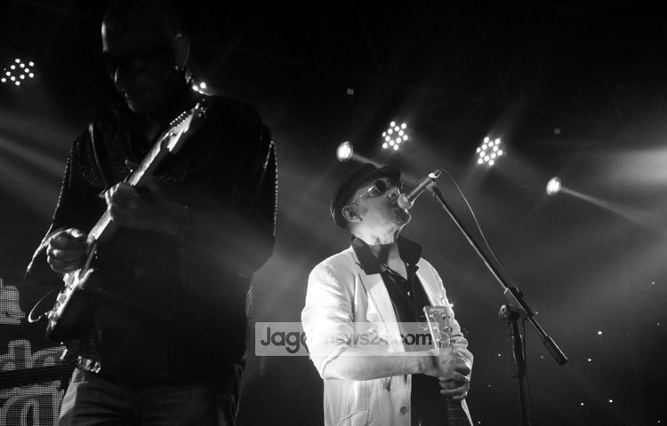 এবারের বিশ্ব ভালোবাসা দিবস ( ১৪ ফেব্রুয়ারি) উপলক্ষে ঢাকায় সঙ্গীত পরিবেশন করেন ওপার বাংলার শ্রোতাপ্রিয় সঙ্গীত শিল্পী অঞ্জন দত্ত। রাজধানীর ফার্মগেটের কৃষিবিদ ইনস্টিটিউটে সন্ধ্যা ৭টায় কনসার্টটির আয়োজন করেছিলো রেড ভেলভেট। ছবি : মাহবুব আলম