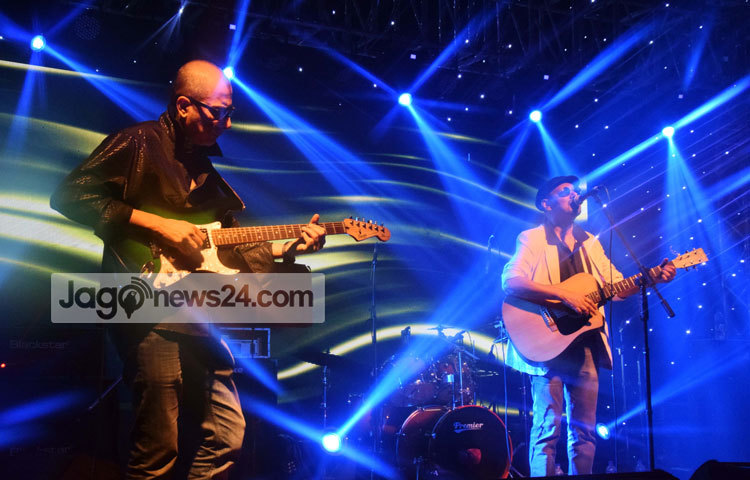 এবারের বিশ্ব ভালোবাসা দিবস ( ১৪ ফেব্রুয়ারি) উপলক্ষে ঢাকায় সঙ্গীত পরিবেশন করেন ওপার বাংলার শ্রোতাপ্রিয় সঙ্গীত শিল্পী অঞ্জন দত্ত। রাজধানীর ফার্মগেটের কৃষিবিদ ইনস্টিটিউটে সন্ধ্যা ৭টায় কনসার্টটির আয়োজন করেছিলো রেড ভেলভেট। ছবি : মাহবুব আলম