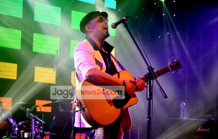 এবারের বিশ্ব ভালোবাসা দিবস ( ১৪ ফেব্রুয়ারি) উপলক্ষে ঢাকায় সঙ্গীত পরিবেশন করেন ওপার বাংলার শ্রোতাপ্রিয় সঙ্গীত শিল্পী অঞ্জন দত্ত। রাজধানীর ফার্মগেটের কৃষিবিদ ইনস্টিটিউটে সন্ধ্যা ৭টায় কনসার্টটির আয়োজন করেছিলো রেড ভেলভেট। ছবি : মাহবুব আলম