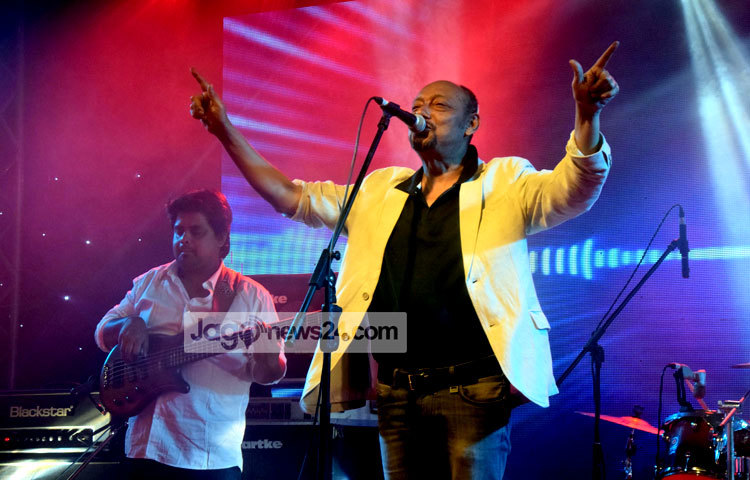 এবারের বিশ্ব ভালোবাসা দিবস ( ১৪ ফেব্রুয়ারি) উপলক্ষে ঢাকায় সঙ্গীত পরিবেশন করেন ওপার বাংলার শ্রোতাপ্রিয় সঙ্গীত শিল্পী অঞ্জন দত্ত। রাজধানীর ফার্মগেটের কৃষিবিদ ইনস্টিটিউটে সন্ধ্যা ৭টায় কনসার্টটির আয়োজন করেছিলো রেড ভেলভেট। ছবি : মাহবুব আলম