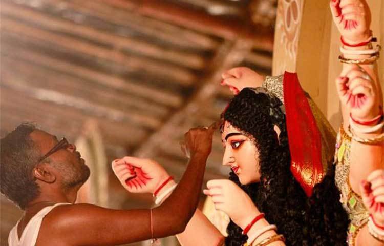 আশ্বিন : অশ্বিনী নক্ষত্রের কক্ষপথে এই সময় চাঁদ অবস্থান করে। তাই এ মাসের নাম আশ্বিন। পূজা-পার্বণের জন্য এই সবার কাছে প্রিয়।