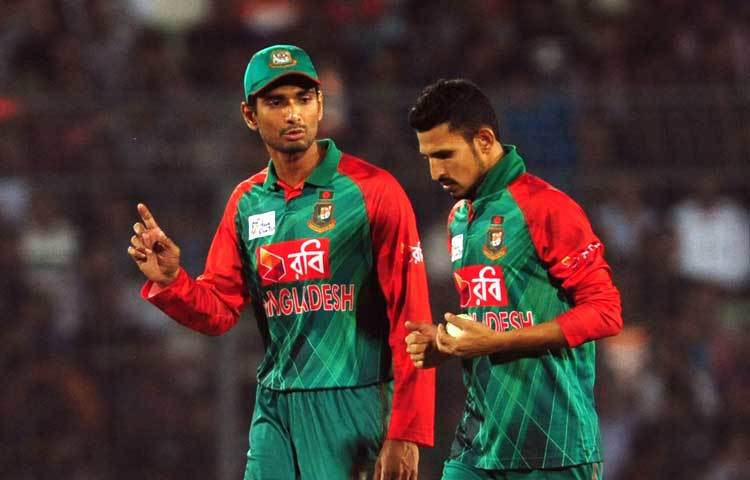 মাহমুদউল্লাহ রিয়াদ ও নাসির হোসেন গুরুত্ব পরামর্শ করছিলেন। যে করেই হোক জয় তাদের পেতেই হবে। কিন্তু তারপর..!