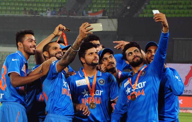এশিয়া কাপ জয়ের পরে ভারতীয় বাহিনীর আনন্দঘন সেলফি।