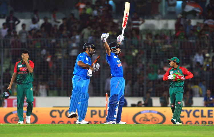 ভারতীয় বাহিনী তাদের এশিয়া কাপ জয়ের উল্লাশ করছে।