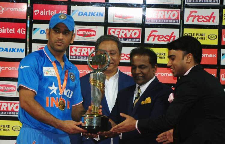 ভারতীয় অধিনায়ক ধোনি তাদের স্বপ্নের এশিয়া কাপের ট্রফি গ্রহণ করছেন।