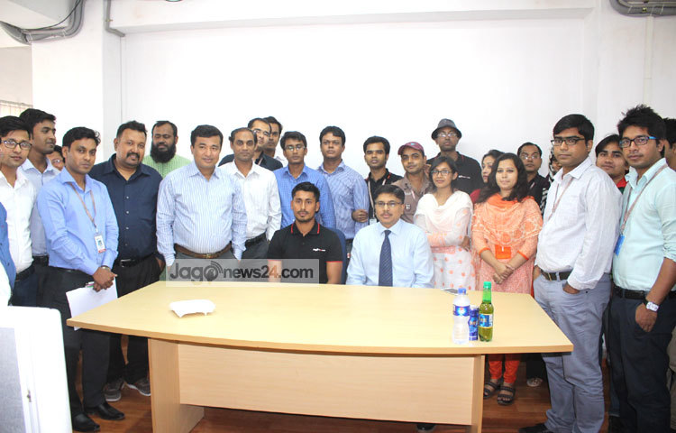 চুক্তিস্বাক্ষর শেষে জাগোনিউজ পরিবারের সঙ্গে ফটোসেশনে বাংলাদেশ ক্রিকেটের অন্যতম সেরা তারকা মোহাম্মদ আশরাফুল। ছবি : বিপ্লব দিক্ষিৎ