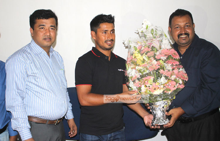 এ উপলক্ষে জাগোনিউজের কার্যালয়ে আজ সকালে মোহাম্মদ আশরাফুলের সঙ্গে এক চুক্তি স্বাক্ষর অনুষ্ঠিত হয়। এ সময়ে উপস্থিত ছিলেন জাগোনিউজ সম্পাদক সুজন মাহমুদ ও বার্তা সম্পাদক মহিউদ্দীন সরকার।&nbsp; ছবি : বিপ্লব দিক্ষিৎ