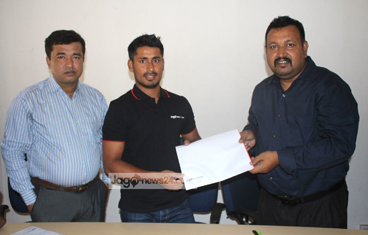 এ উপলক্ষে জাগোনিউজের কার্যালয়ে আজ সকালে মোহাম্মদ আশরাফুলের সঙ্গে এক চুক্তি স্বাক্ষর অনুষ্ঠিত হয়। এ সময়ে উপস্থিত ছিলেন জাগোনিউজ সম্পাদক সুজন মাহমুদ ও বার্তা সম্পাদক মহিউদ্দীন সরকার।&nbsp; ছবি : বিপ্লব দিক্ষিৎ