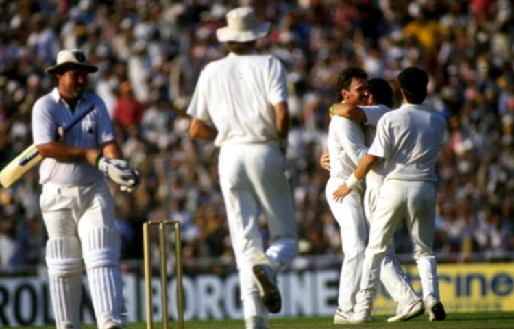 অস্ট্রেলিয়া-ইংল্যান্ড : ১৯৮৭ ফাইনাল ইংল্যান্ডের সামনে বিশ্বকাপ জেতার সেরা সুযোগ বোধহয় এটাই ছিলো। ইডেনে ২৫৫ রান তাড়া করে ১৩৫ রানের মাথায় ফিরে যান মাইক গ্যাটিং। ম্যাচটা ইংল্যান্ড ৭ রানে হেরে যায়। শেষ ওভারে ১০ রানও তুলতে পারেনি তারা।