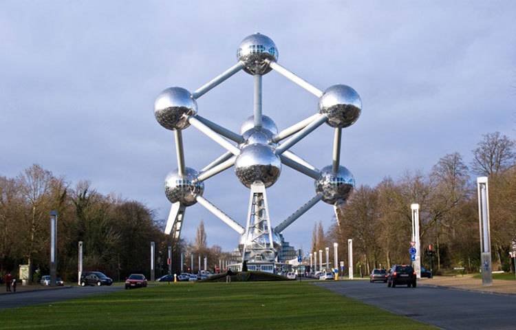 অটোমিয়াম : বেলজিয়ামের ব্রাসেলসে বিস্ময়কর এই দালানটি অবস্থিত।