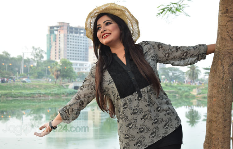 ছোট পর্দার প্রিয়মুখ আজমেরী হক বাঁধন সুনিপুন অভিনয়ের কল্যাণে অগনন দর্শকের ভালোবাসা অর্জন করেছেন। বর্তমানে তিনি একাধিক খণ্ডনাটক ও ধারাবাহিকে বিরমামহীনভাবে অভিনয় করে চলেছেন। অভিনয়কে তিনি পুরোপুরি পেশা হিসেবে গ্রহণ করেছেন।