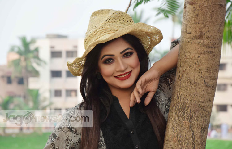 আপন ভুবনে বাঁধন। অবসর সময়টা তিনি নিজের মত করে কাটাতে পছন্দ করেন। ছবি : মাহবুব আলম