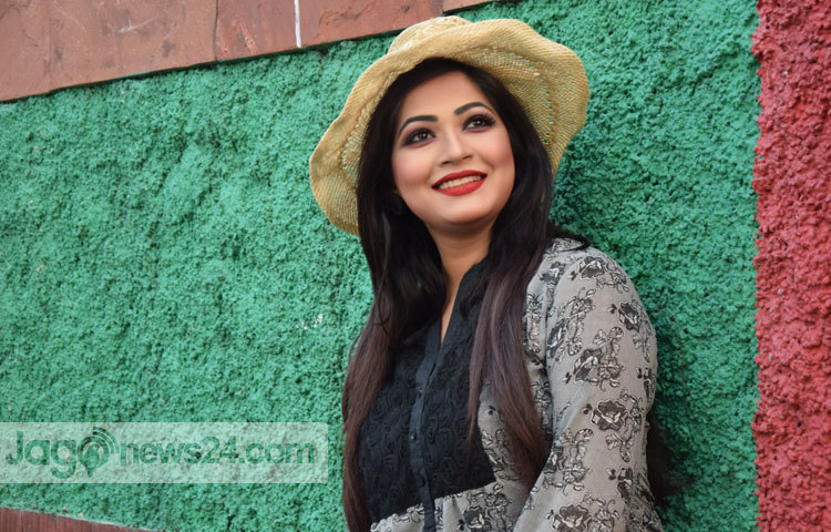 ছোট পর্দার পাশাপাশি বাঁধনের চলচ্চিত্রে অভিনয় নিয়েও রয়েছে মিশ্র ভাবনা। চলচ্চিত্র নিয়ে মাস কয়েক আগে চলচ্চিত্রে অভিনয়ের ব্যাপারে তার কোনো আগ্রহ নেই বলে জানিয়েছিলেন। তাই তিনি এতদিন চলচ্চিত্র থেকে দূরে ছিলেন। এখন তিনি চলচ্চিত্রে অভিনয়ের জন্য আগ্রহী হয়ে উঠেছেন। ছবি : মাহবুব আলম