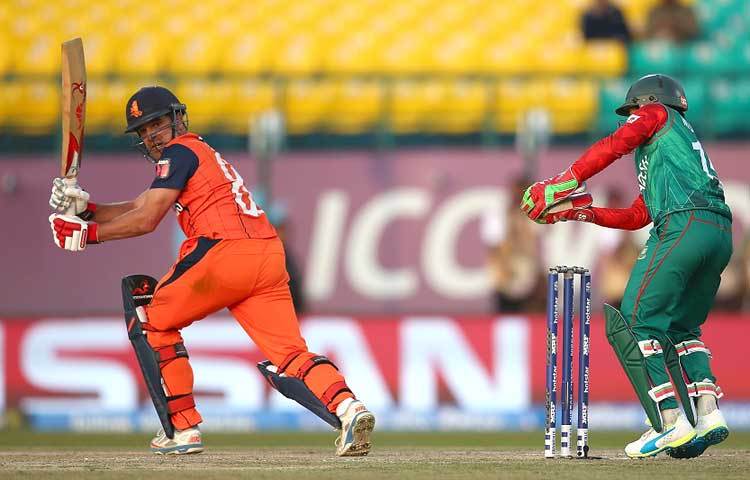 প্রাণপণে লড়েছেন ডাচ অধিনায়ক পিটার বোরেন। কিন্তু শেষ পর্যন্ত টাইগারদের কাছে হেরে গেলেন।