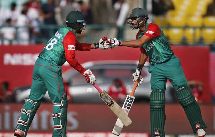 চতুর্থ উইকেটে জুটি গড়েন তামিম ইকবাল ও মাহমুদুল্লাহ রিয়াদ ।