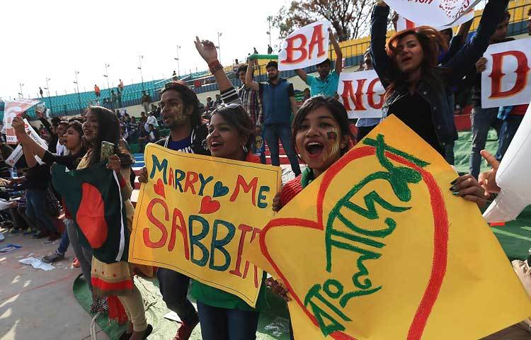 &lsquo;ম্যারি মি সাব্বির&rsquo;- গ্যালারিতে সাব্বির রহমানকে বিয়ের প্রস্তাব দিয়ে প্ল্যাকাড তুলে ধরছেন এক তরুণী।