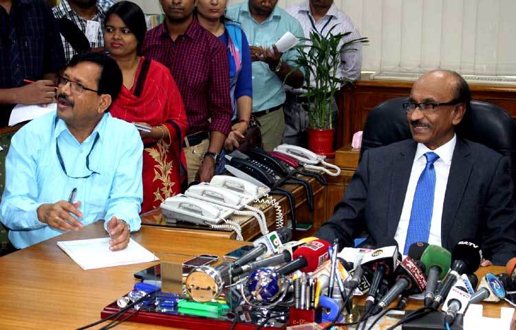 যোগদান করেই ফজলে কবির বাংলাদেশ ব্যাংকের কর্মকর্তাদের সঙ্গে সৌজন্য সাক্ষাৎ করেন। ছবি : বিপ্লব দিক্ষিৎ।