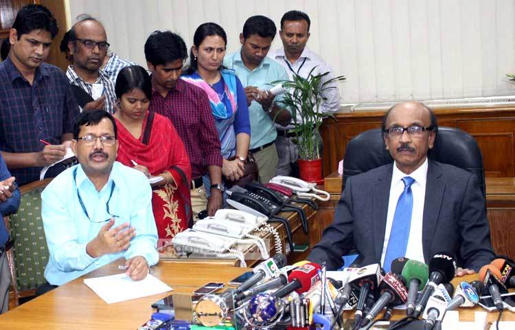 বাংলাদেশ ব্যাংকের নতুন গর্ভনর এরপরই উচ্চপদস্থ কর্মকর্তাদের সঙ্গে একান্ত বৈঠক করেন। ছবি : বিপ্লব দিক্ষিৎ।