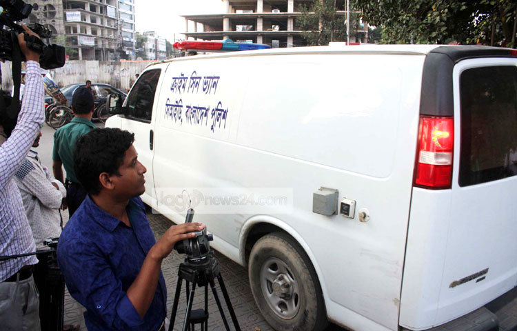 &nbsp;বাংলাদেশ ব্যাংকের অর্থ লুটের তদন্তের জন্য আজ সিআইডির একটি দল ব্যাংকে প্রবেশ করে। ছবি : বিপ্লব দিক্ষিৎ।