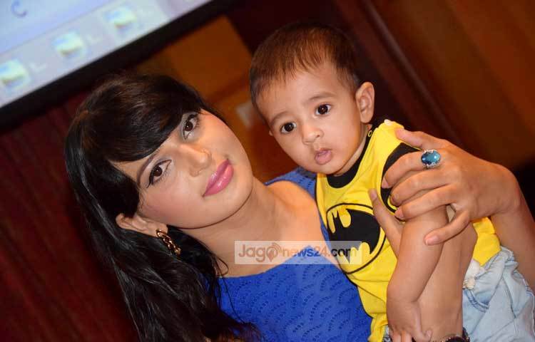 চিত্রনায়িকা বর্ষার একমাত্র পুত্র সন্তান আরিজকে নিয়ে সম্প্রতি একটি অনুষ্ঠানে উপস্থিত হয়েছিলেন। ছবি : মাহবুব আলম