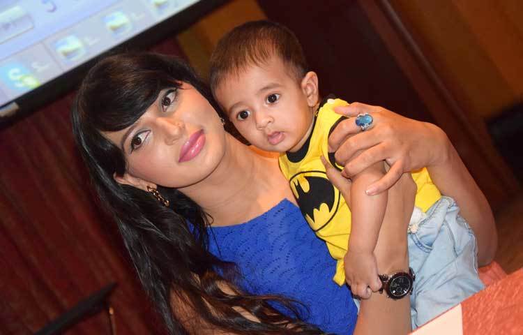 মায়ের সঙ্গে তারকা ভঙ্গিতে ফটোশুটে অংশ নিয়েছে আরিজ। ছবি : মাহবুব আলম