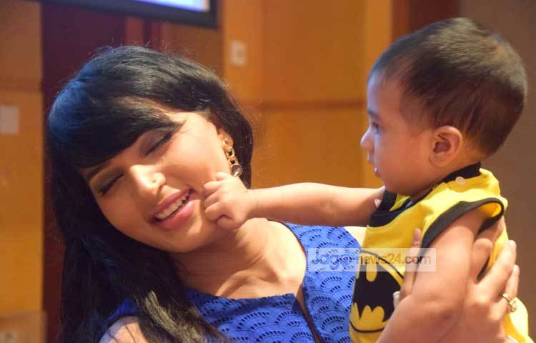 চিত্রনায়িকা বর্ষার একমাত্র পুত্র সন্তান আরিজকে নিয়ে সম্প্রতি একটি অনুষ্ঠানে উপস্থিত হয়েছিলেন। ছবি : মাহবুব আলম