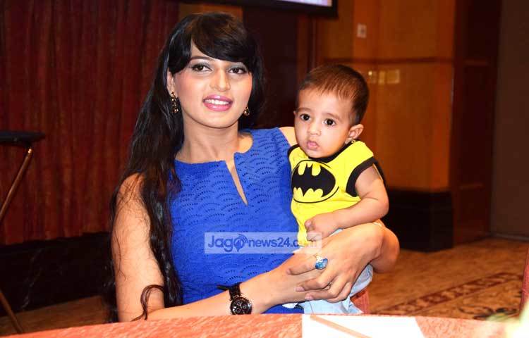 মায়ের সঙ্গে আড়ি দিয়েছে আরিজ। ছবি : মাহবুব আলম